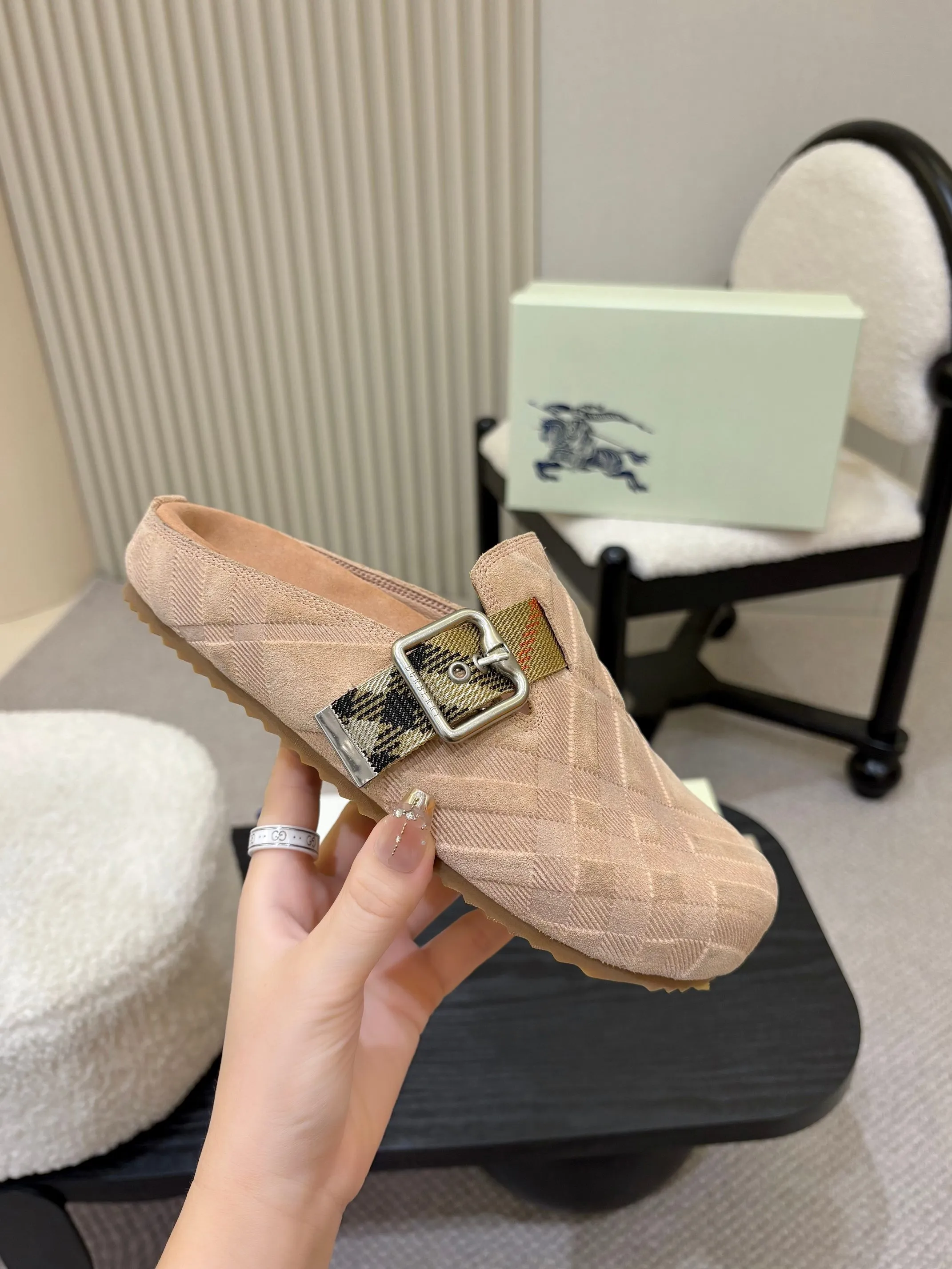 Men's Men's Shoes💰580 Burberry2025's hot-selling Birkenstock slippers are released, made of soft suede fabric and refined in Italian workshops. Featuring an embossed plaid pattern and an embossed sole embellished with the archive brand's logo. Features an adjustable B-shaped buckle strap and is embellished with the signature sand-colored Burberry check in jacquard worsted.   ✅Fabric: suede ✅Lining: silk cowhide ✅Outsole: TPU ✅Color: black, brown, pink, apricot 4 colors available ✅Code number: 35-45 for men and women (35, 45 customized)